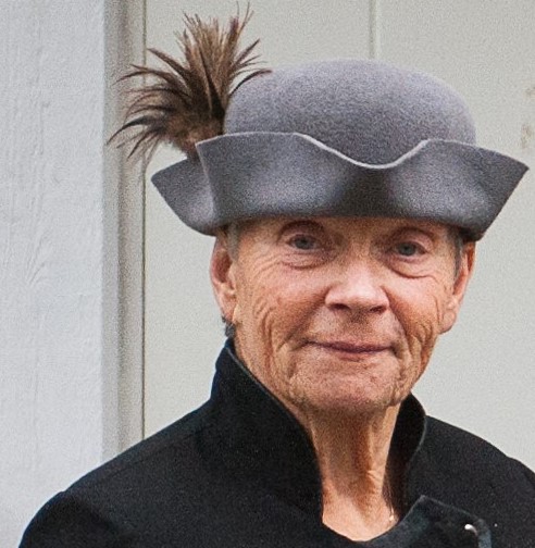 Bild på Karin Björk i en Trekornshatt (tricorne).